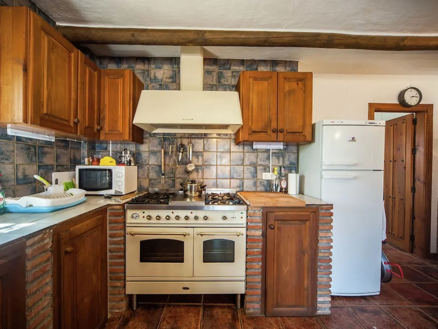 Spacious Cottage With Private Pool and Beautiful Views of Mountains and sea