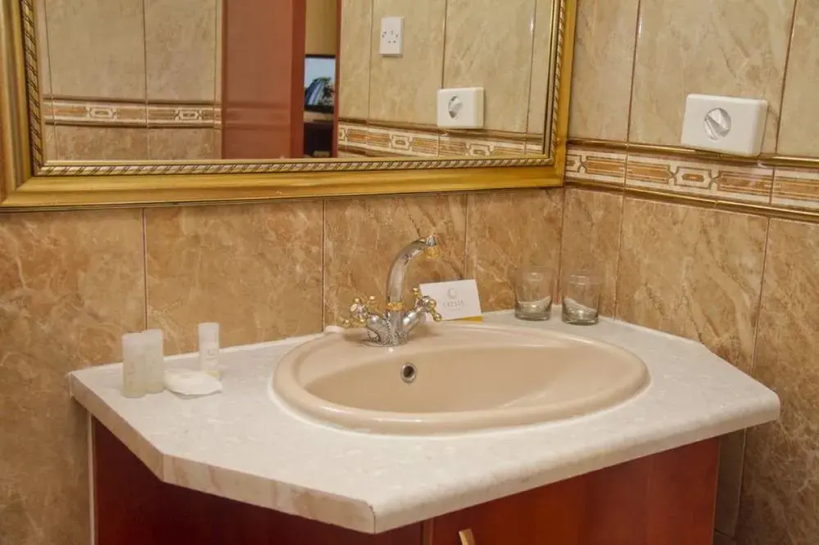 Cresta Golfview Hotel