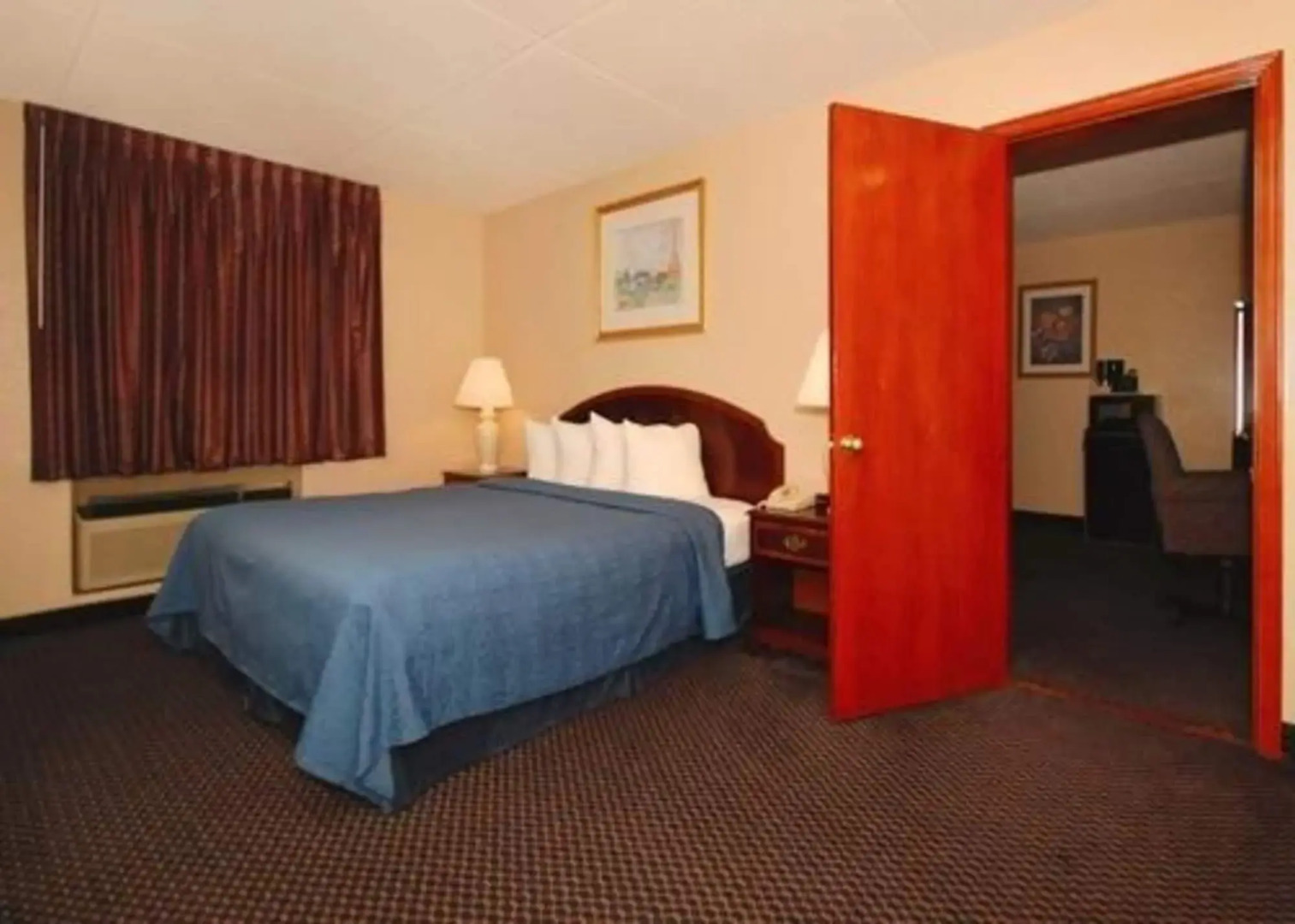 Econo Lodge Inn & Suites