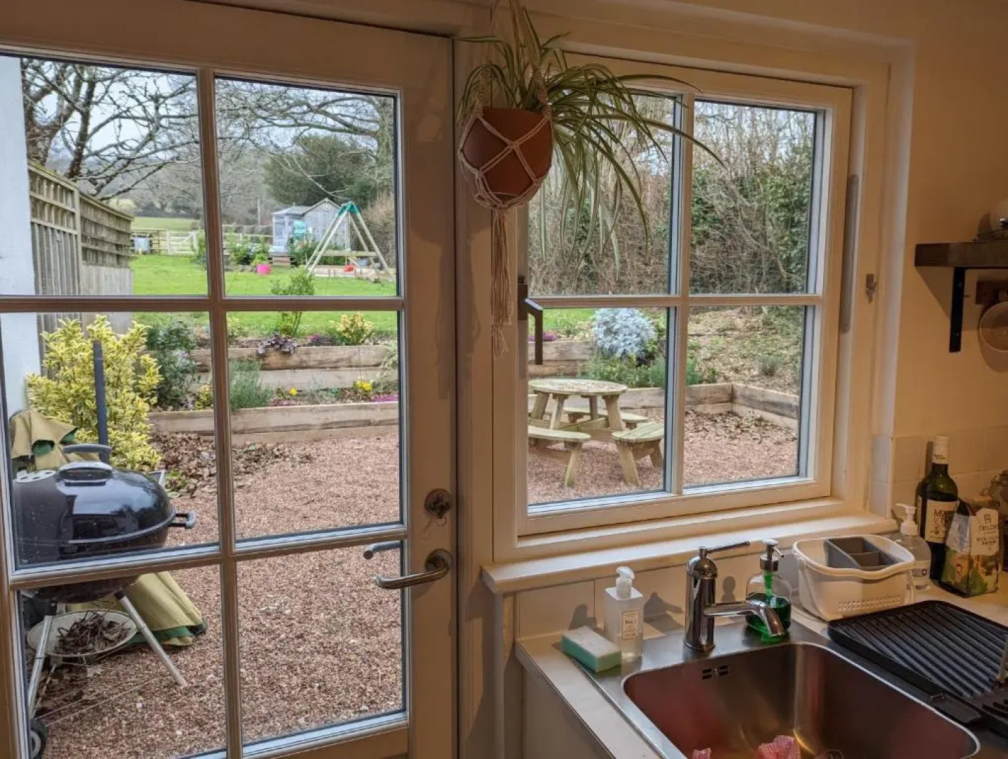 2 Bed Cottage - Sleeps 4 - Garden, Pets, Wifi