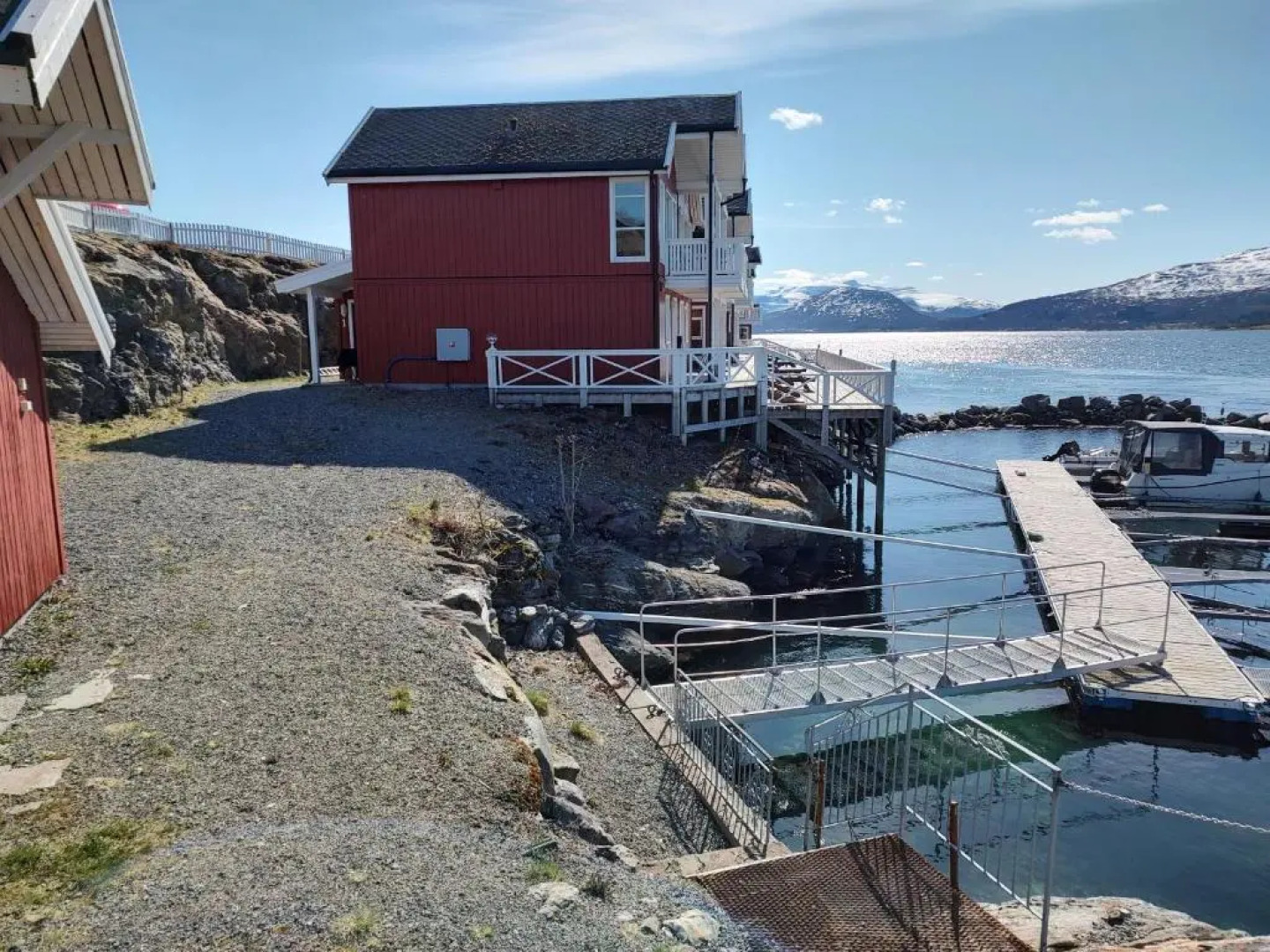 Tjeldsundbrua Overnatting - Sjøhus1