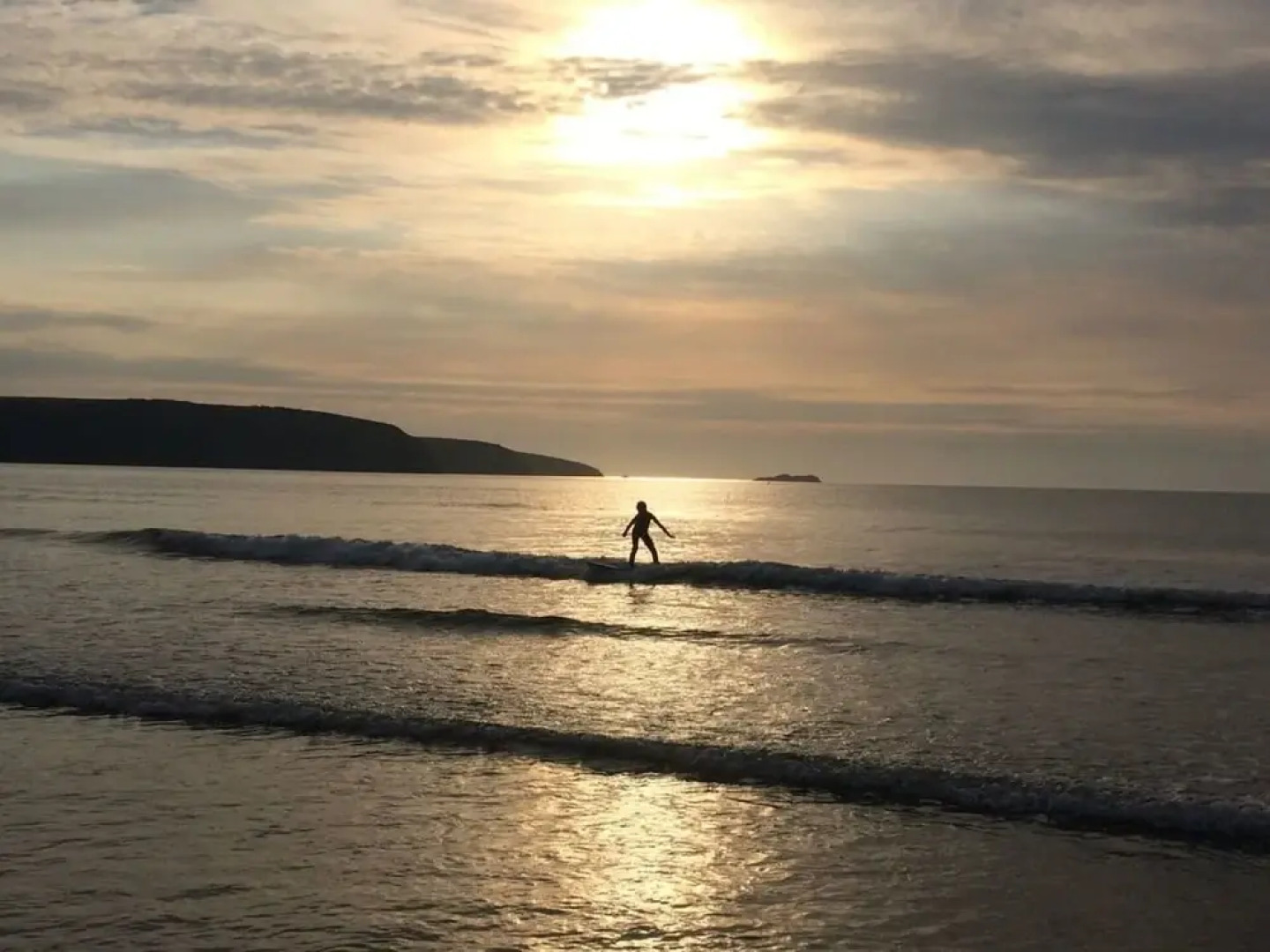 Stunning Renovated & Spacious 2 BR - 100m to Beach