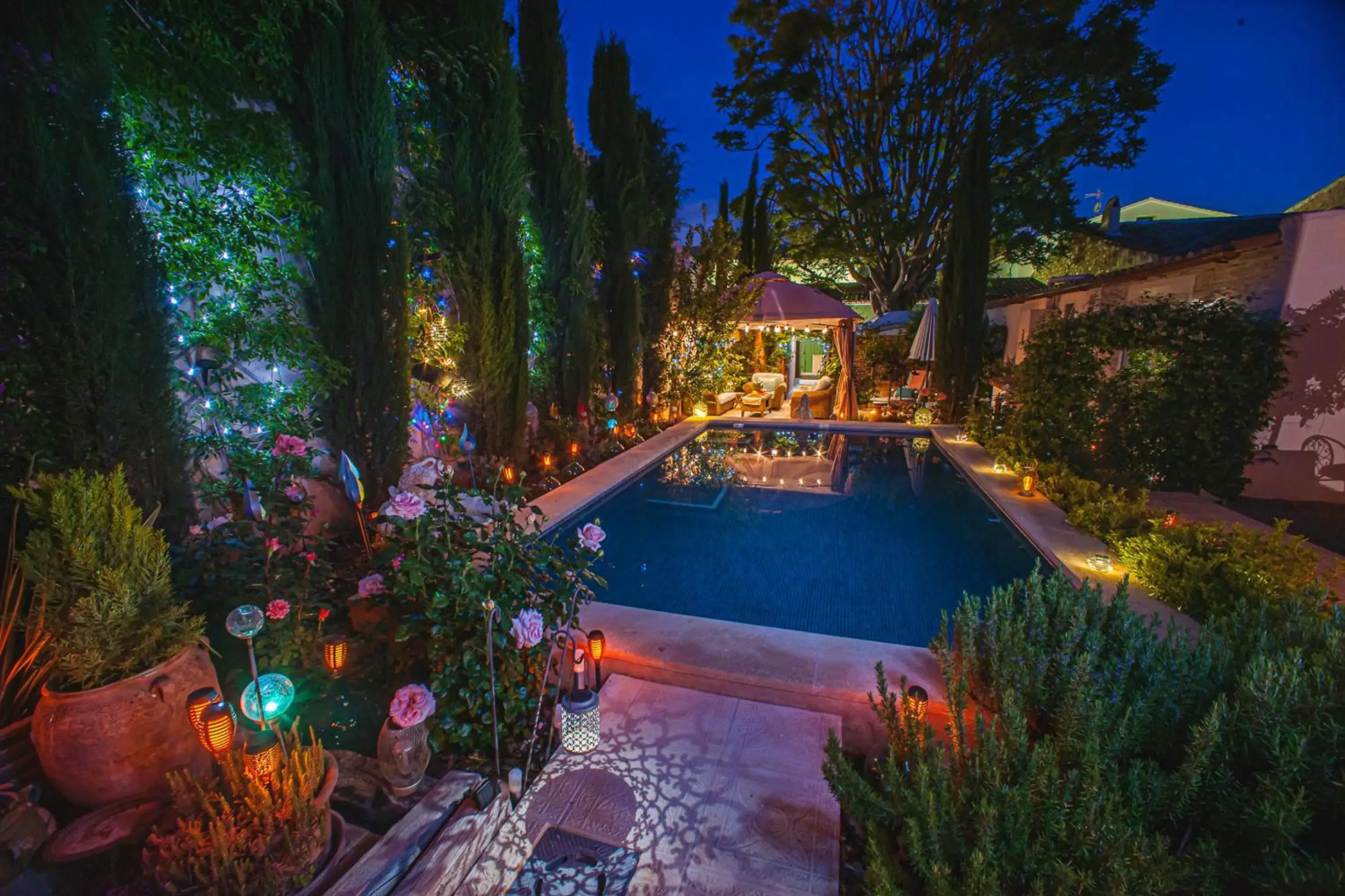 Self Catering Garden Apartment with a Private Garden and Shared Pool
