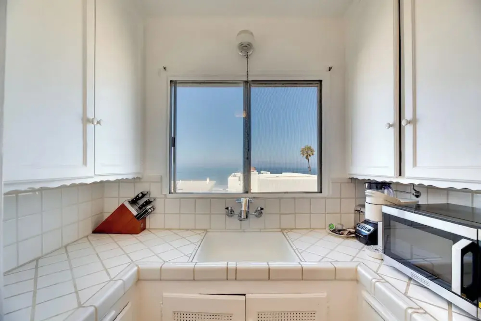 Sunny Manhattan Beach Apt w/ Vibrant Ocean Views
