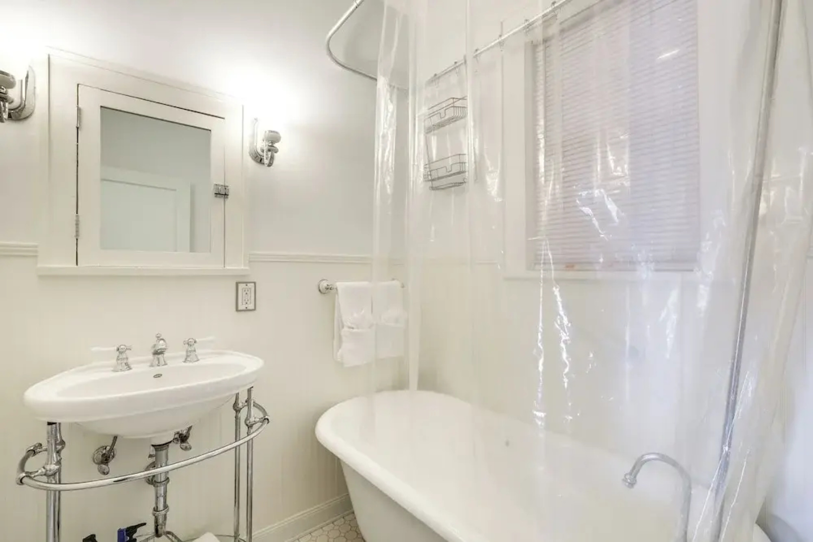 Walk to The Grandin Theatre: Roanoke Unit w/ Yard!