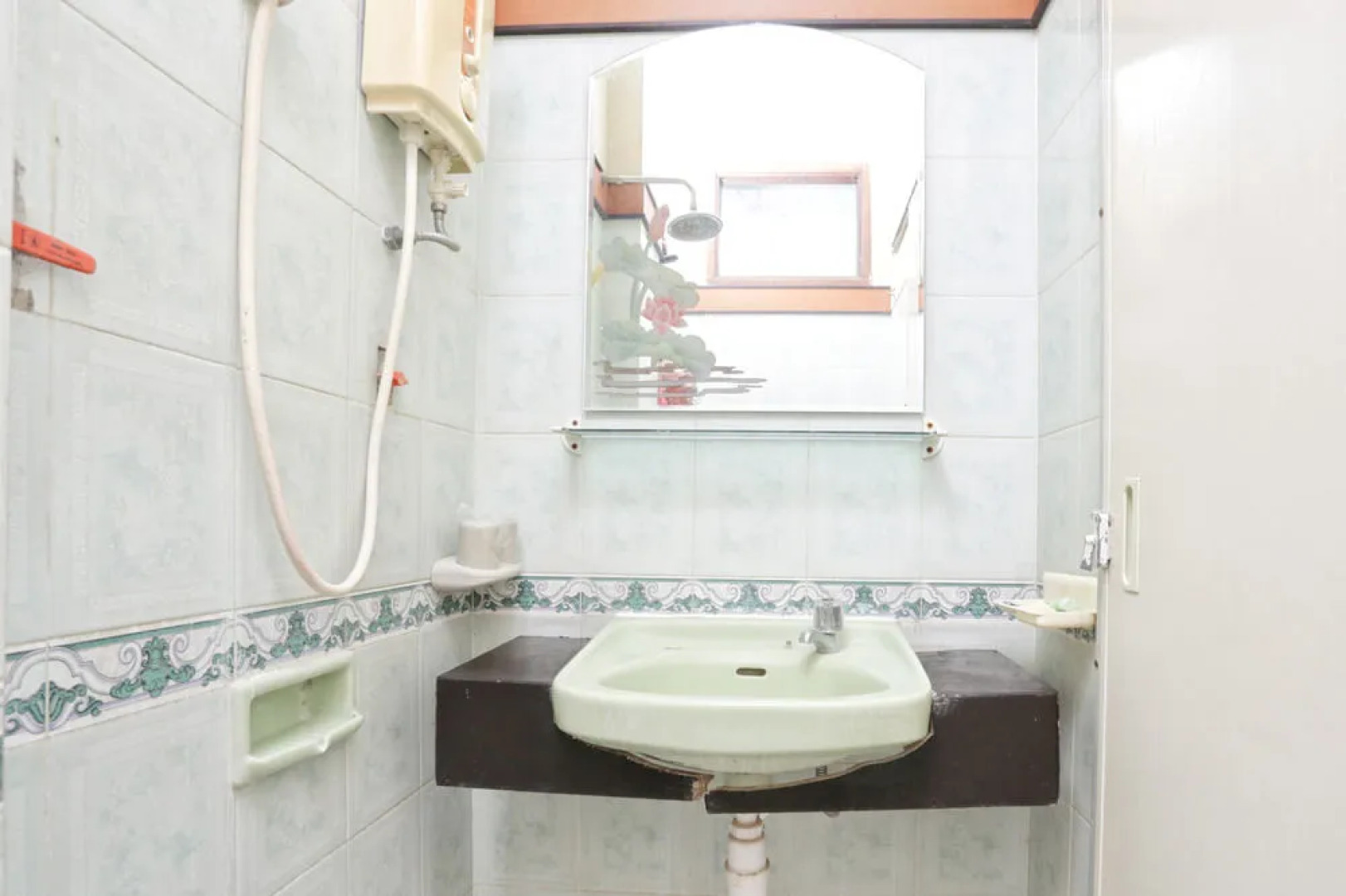 RedDoorz Near Padma Beach