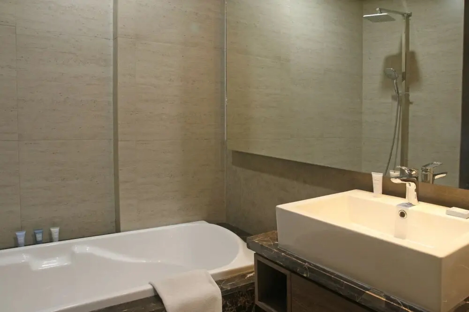 Graha Makara Suite Hotel & Residence
