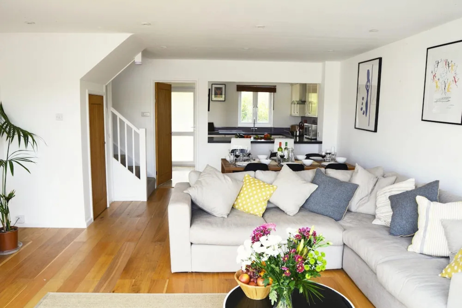 Stylish New England lakeside retreat in the Cotswold Water Park with hot tub