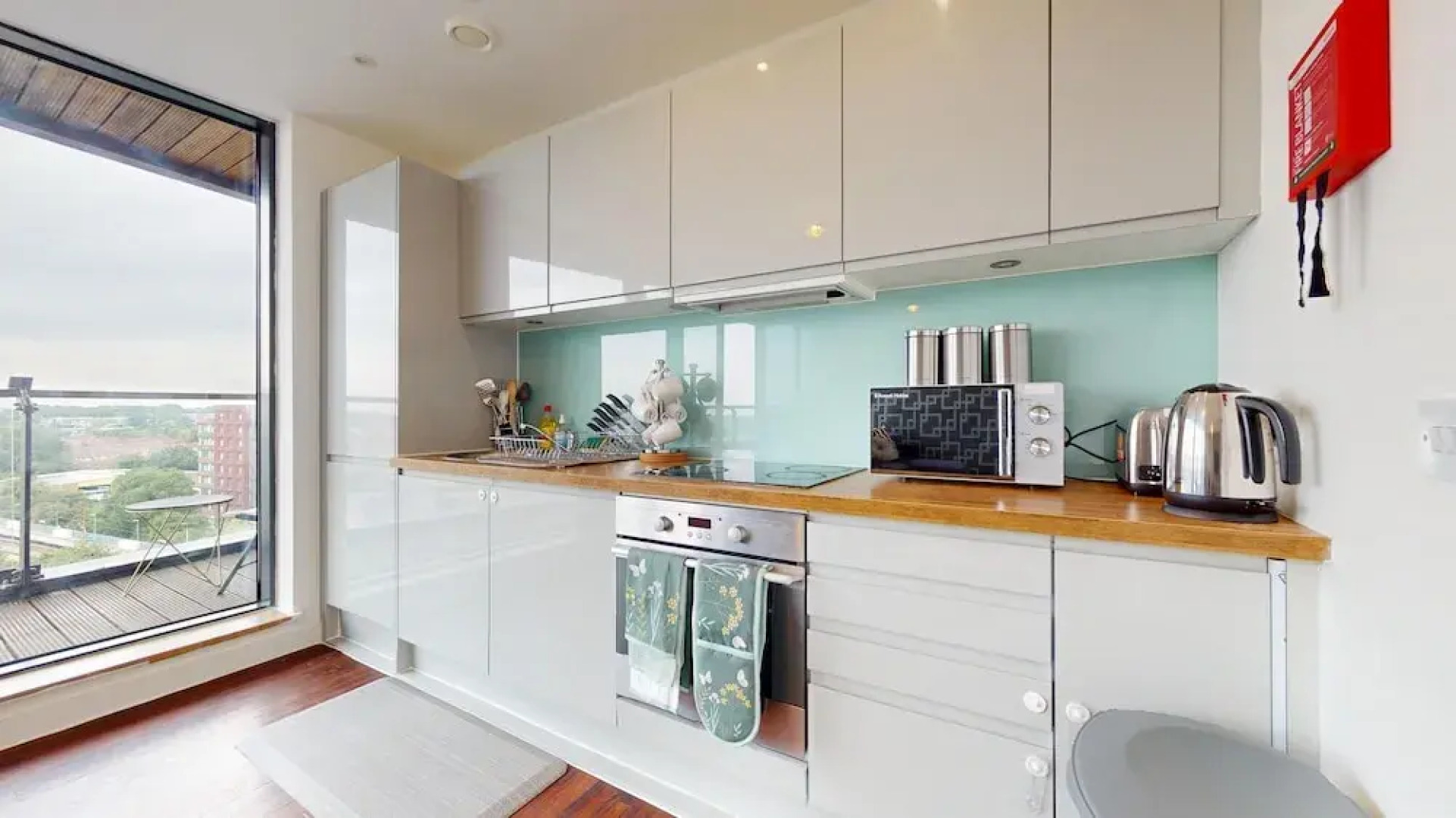 Basildon - 2 Bed Flat - Sleeps 5 - Near Station