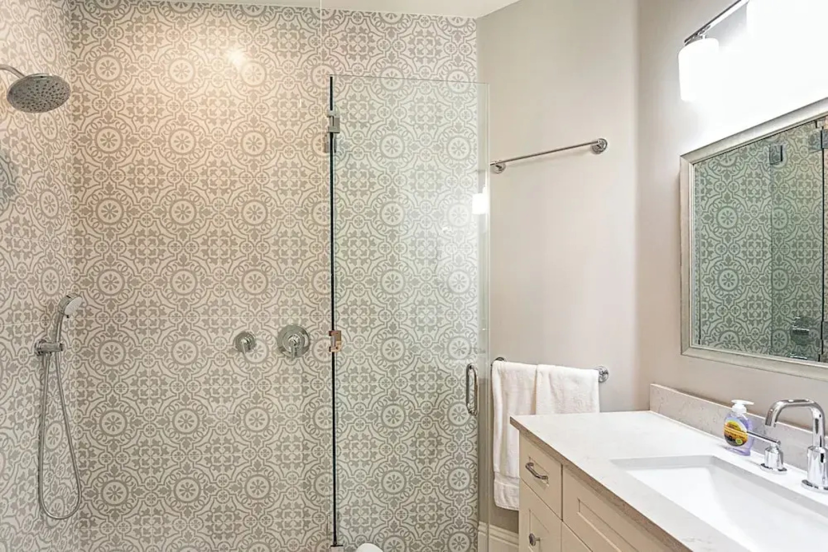 Tuscan Vacation Rental. Stylish 3-Bedroom Getaway Near Vanderbilt Beach Enjoy a Private Pool, Spacious Layout, and Modern Comforts Perfect for Families, Groups, and Pet-Friendly Stays