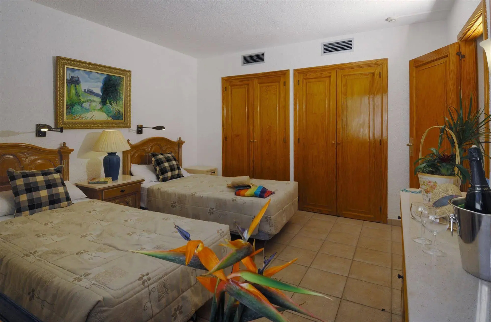 Ona Beverly Hills Suites