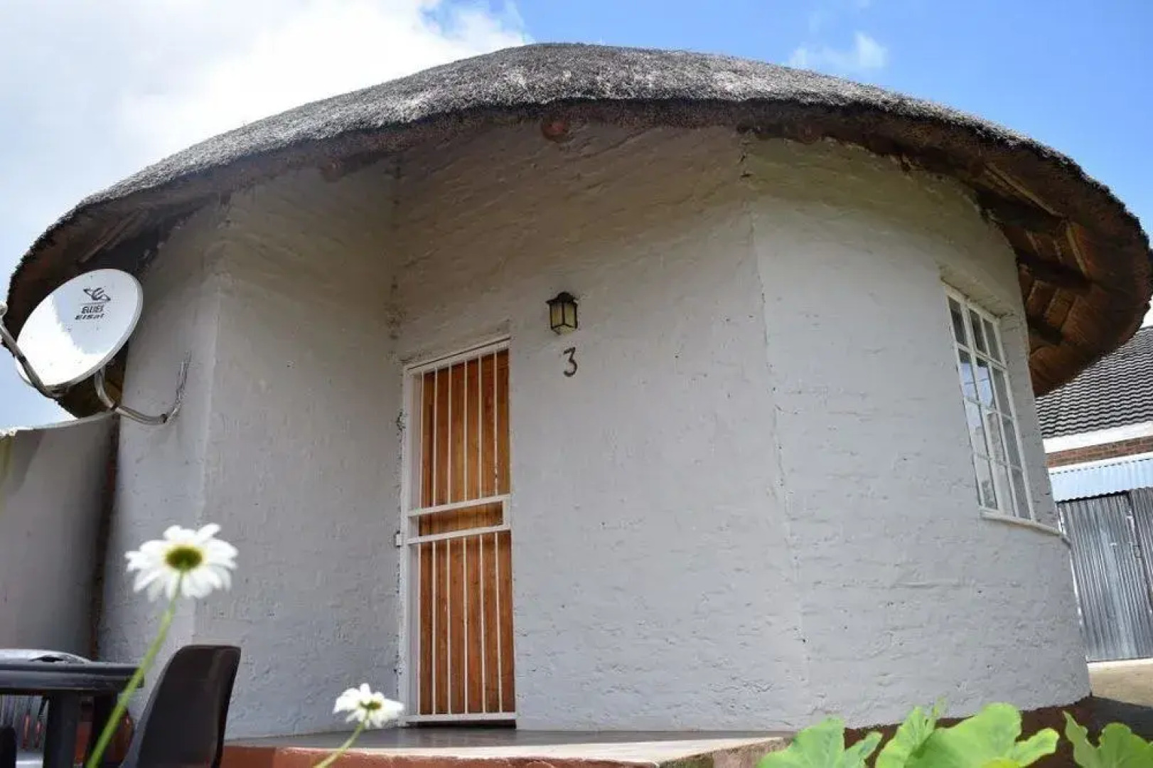 Sheri's Lodge & Backpackers