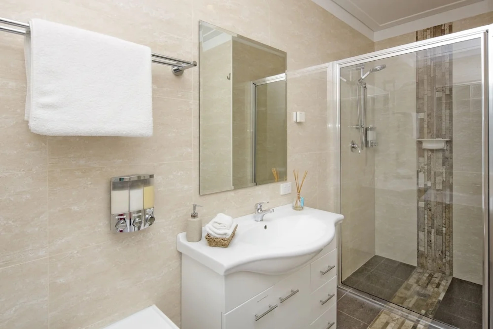 Kickenback Chalet - Contemporary chalet in the heart of Crackenback