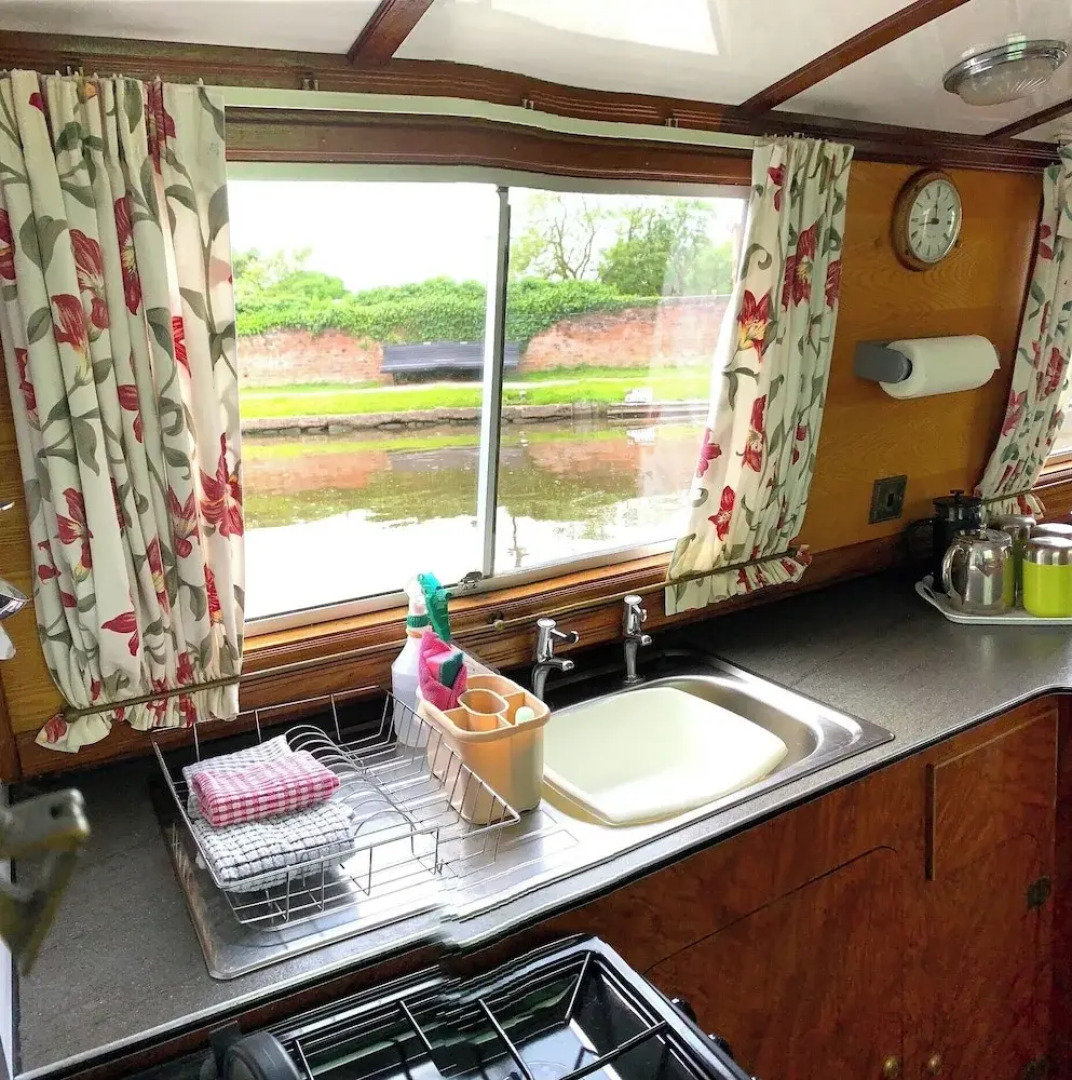 Stone - Boat - Sleeps 6 - Pet Friendly - 85ws