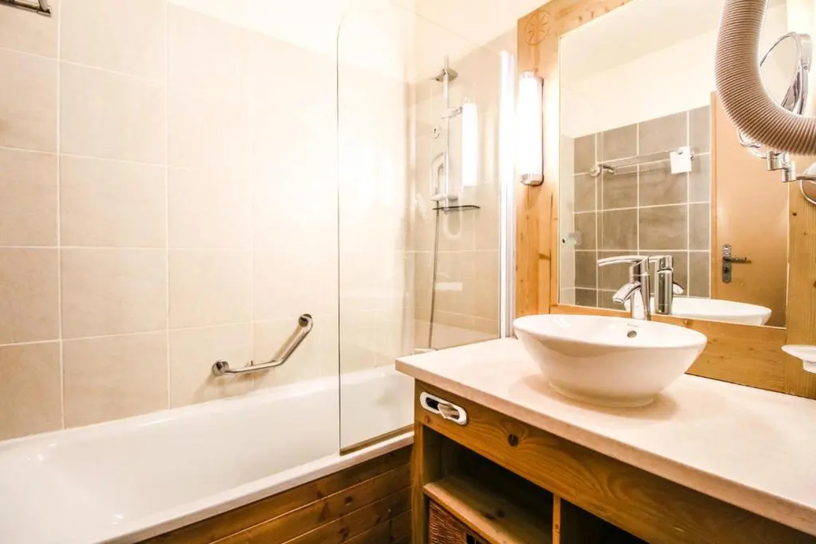 Cosy, modern 2-bed with fireplace & beautiful views