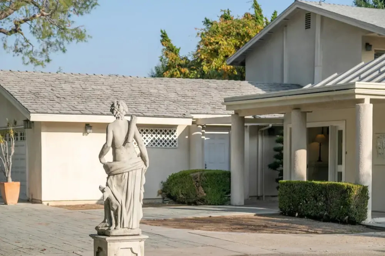 Sunny Pasadena Mansion, Sparkling Heated Pool & Projector Room!