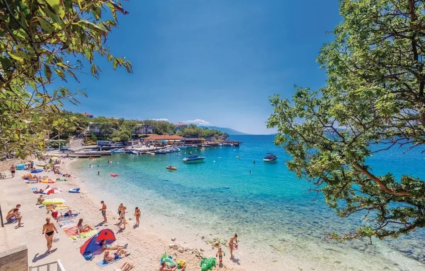 Beautiful Home in Donji Zagon With Wifi and 6 Bedrooms