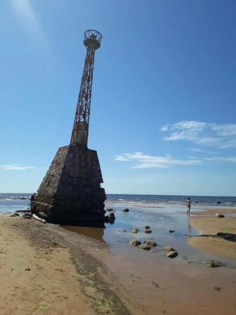 Apartment by the sea (5 minute walk)