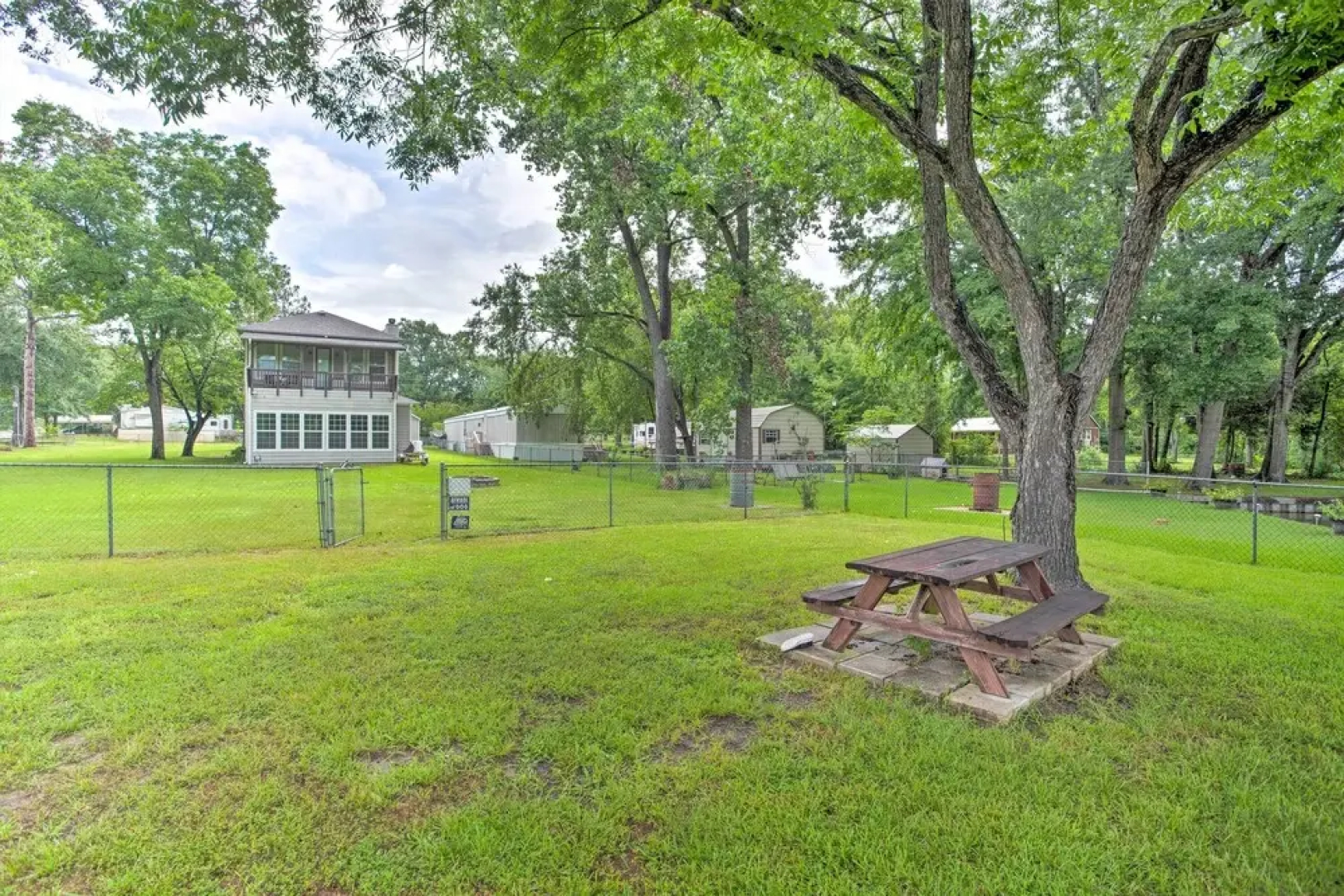Cedar Creek Reservoir Home w/ Deck & Fire Pit!