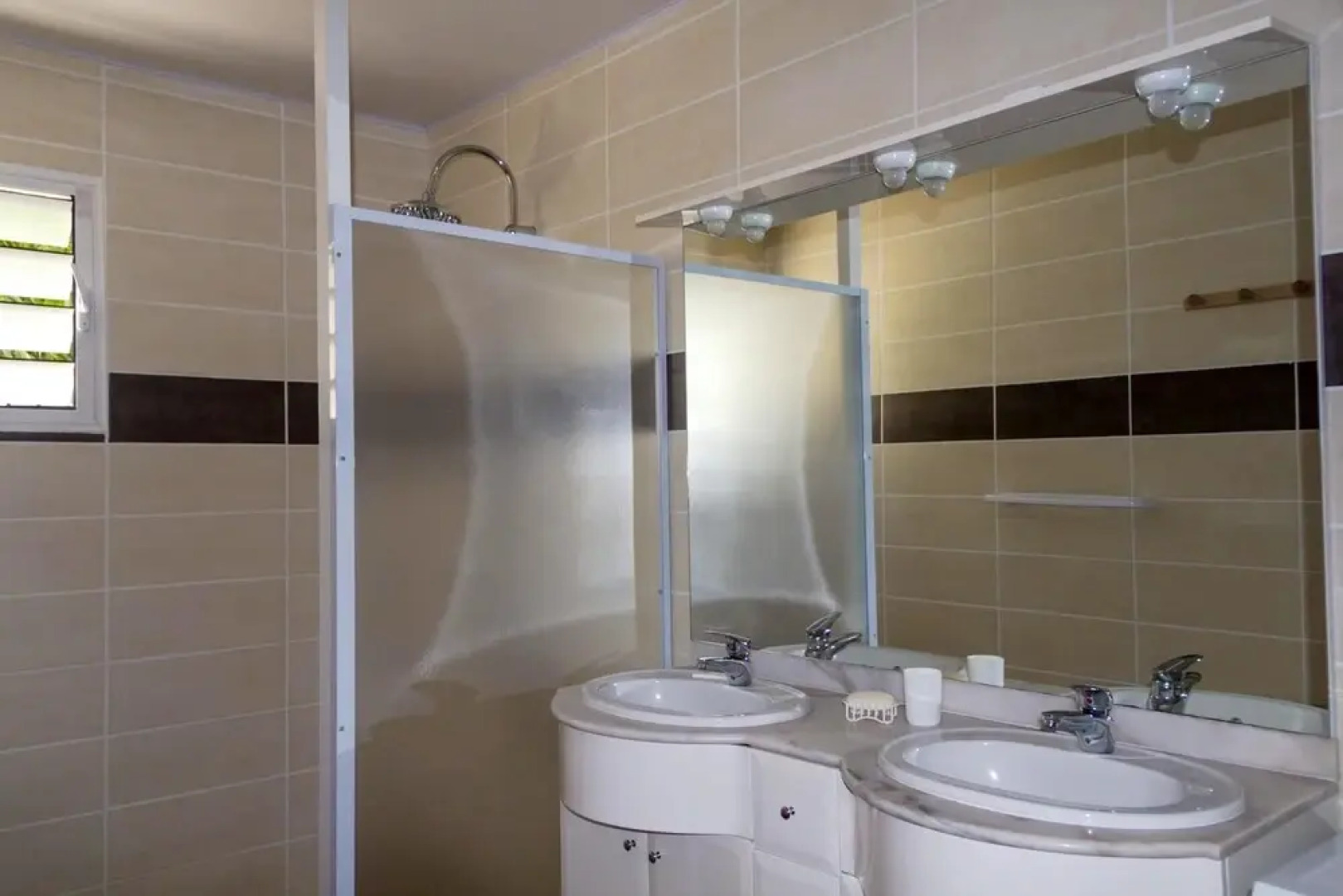 House With 2 Bedrooms in Entre Deux, With Wonderful Mountain View, Pool Access, Enclosed Garden - 18 km From the Beach