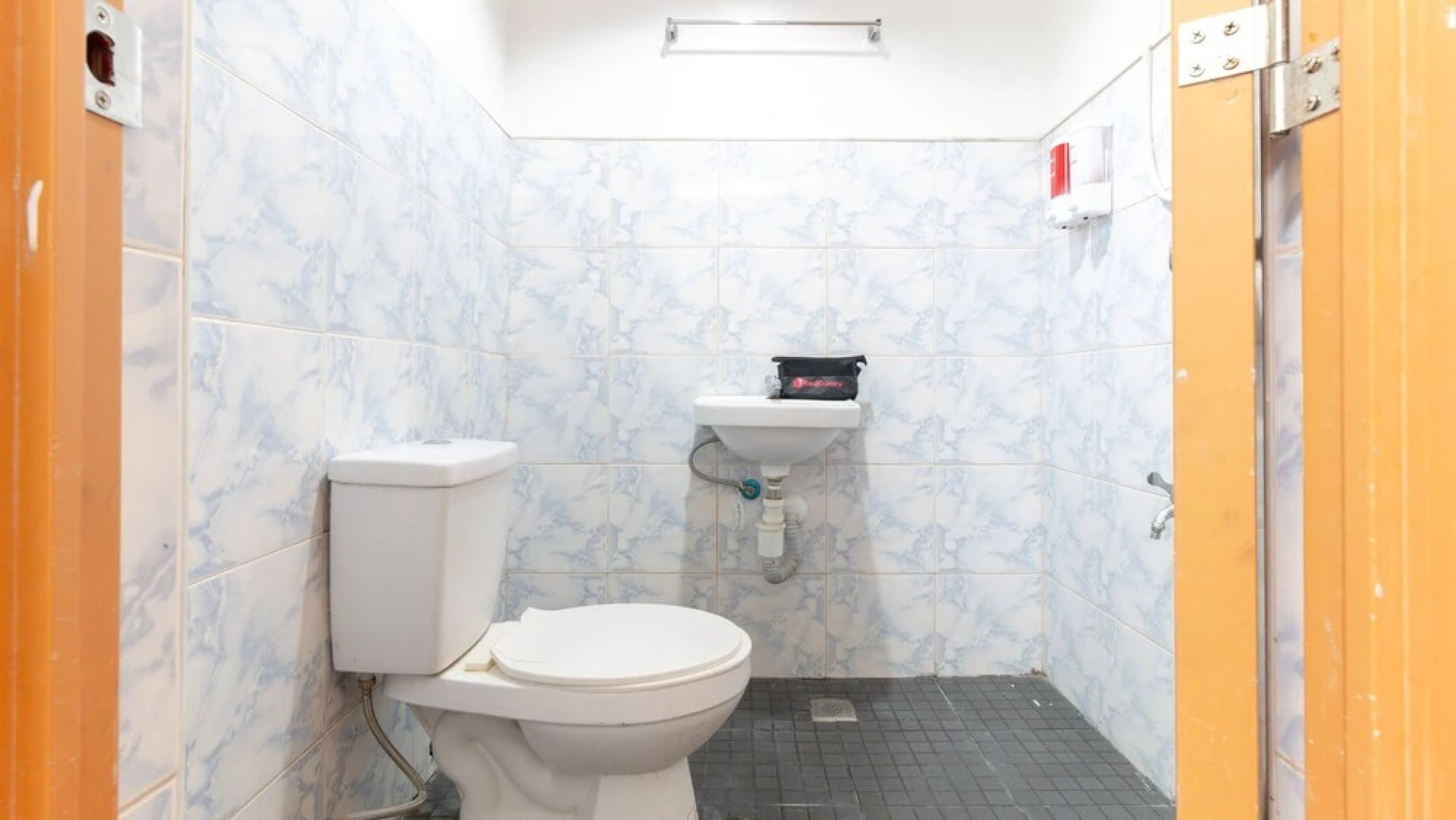 RedDoorz @ Real Street Tacloban