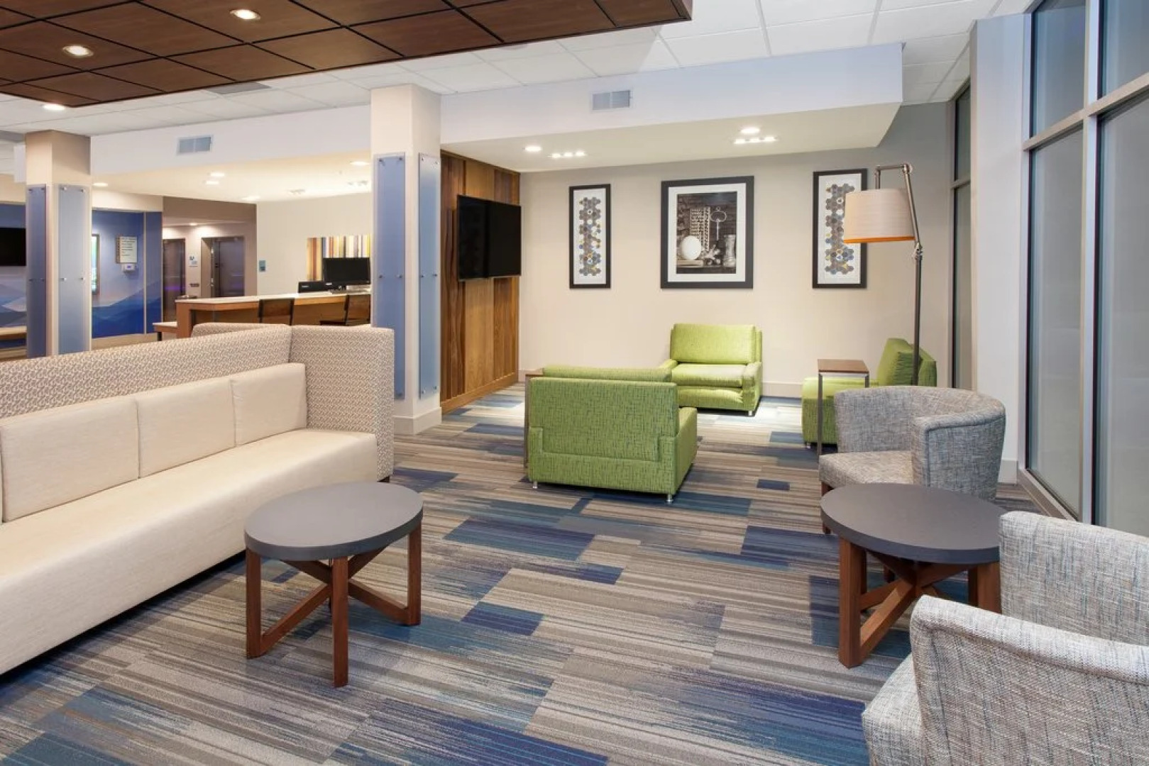 Holiday Inn Express & Suites Detroit - Farmington Hills by IHG