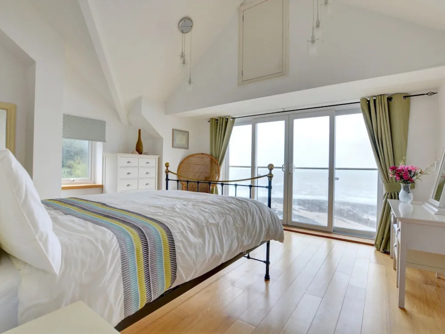 Detached House Overlooking the Beach With Enviable Unbroken sea Views