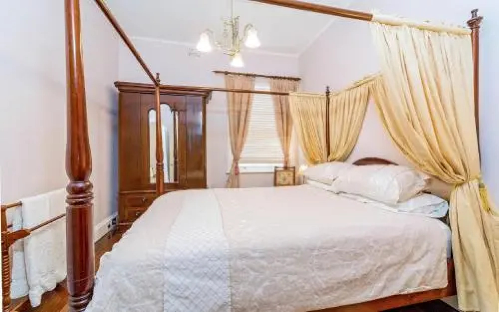 Azile 1875 Heritage Victorian Duplex