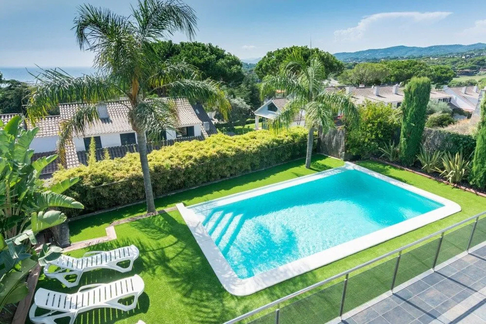 HomeHolidaysRentals Adonis