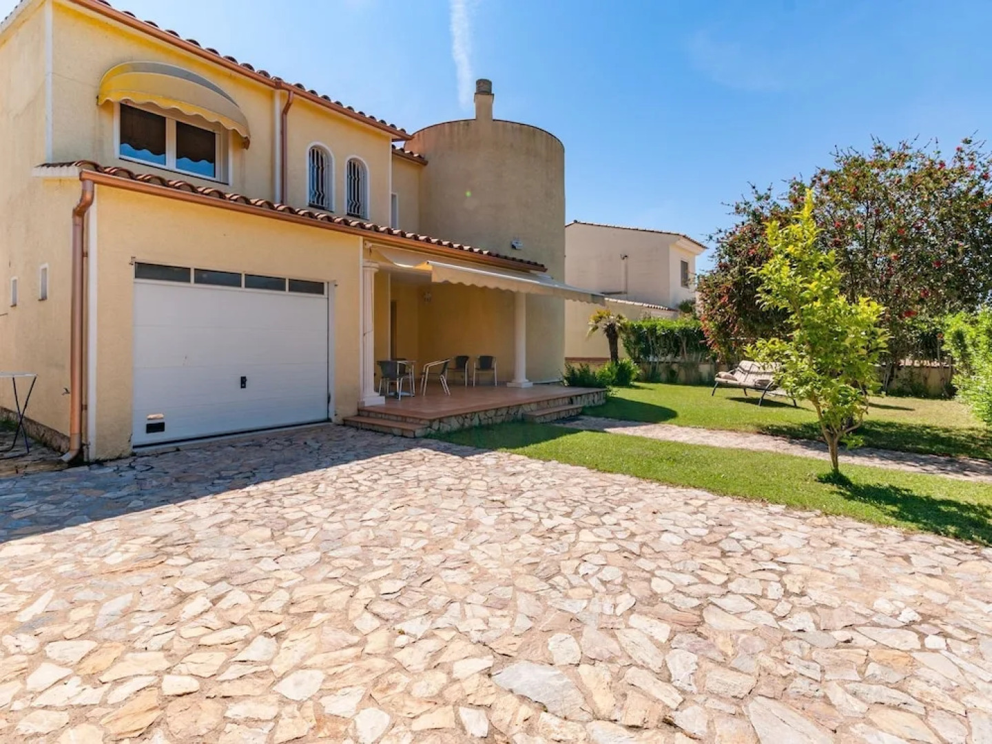 Appealing Holiday Home in Sant Pere Pescador With Garden