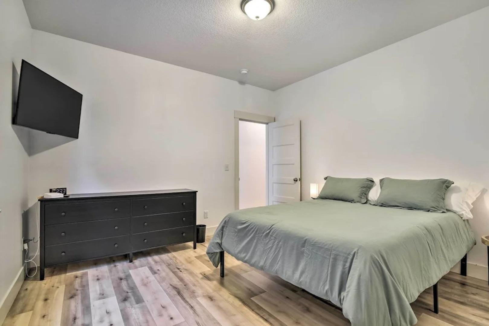 Stunning Stevenson Retreat w/ Mountain Views!