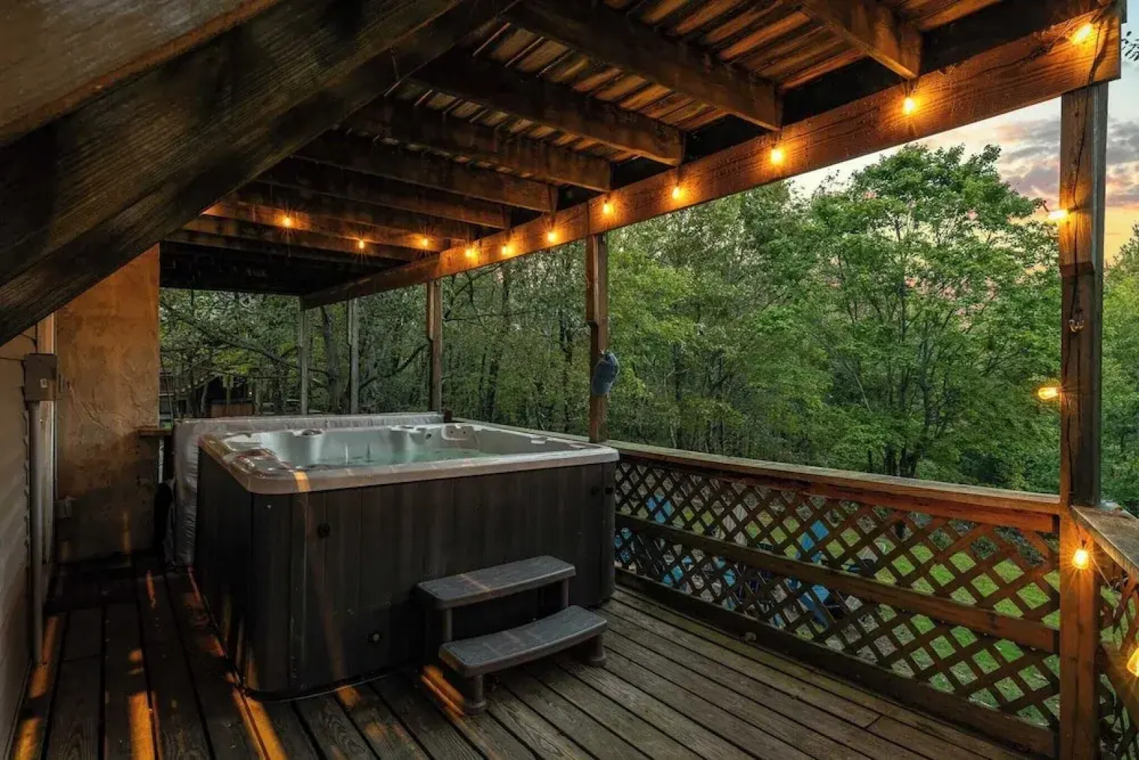 Sky View Chalet by Avantstay Stunning Interior, Spacious Deck, Hot Tub, & View