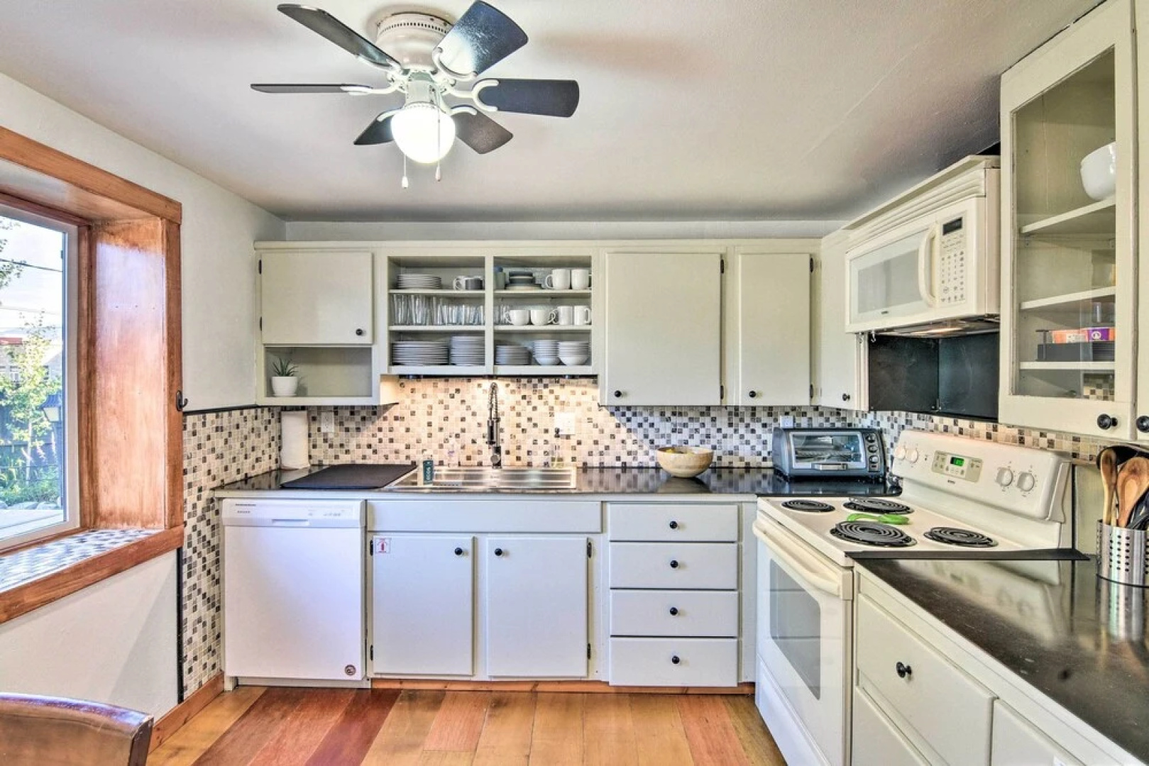 Buena Vista Getaway ~ 1/2 Mi to Downtown!