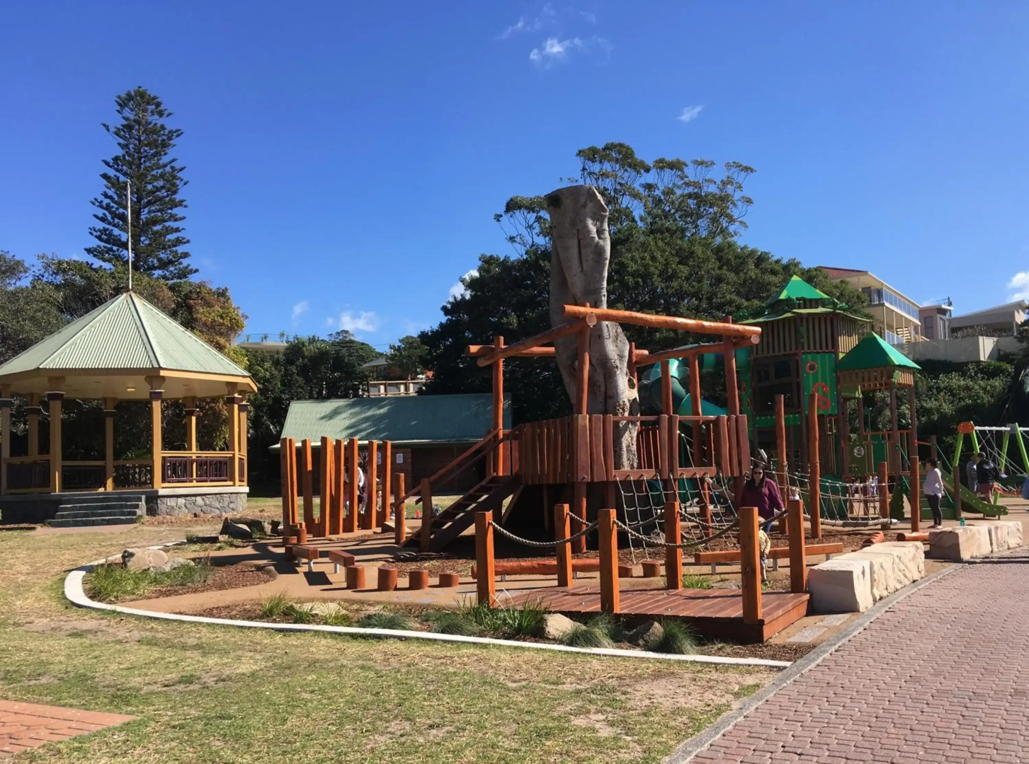 Shellharbour Beach Cottage - walk onto Patrolled beach with flags in summer