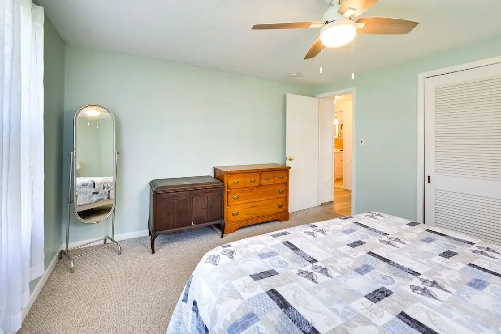 Charming Niantic Vacation Rental: Walk to Beach!