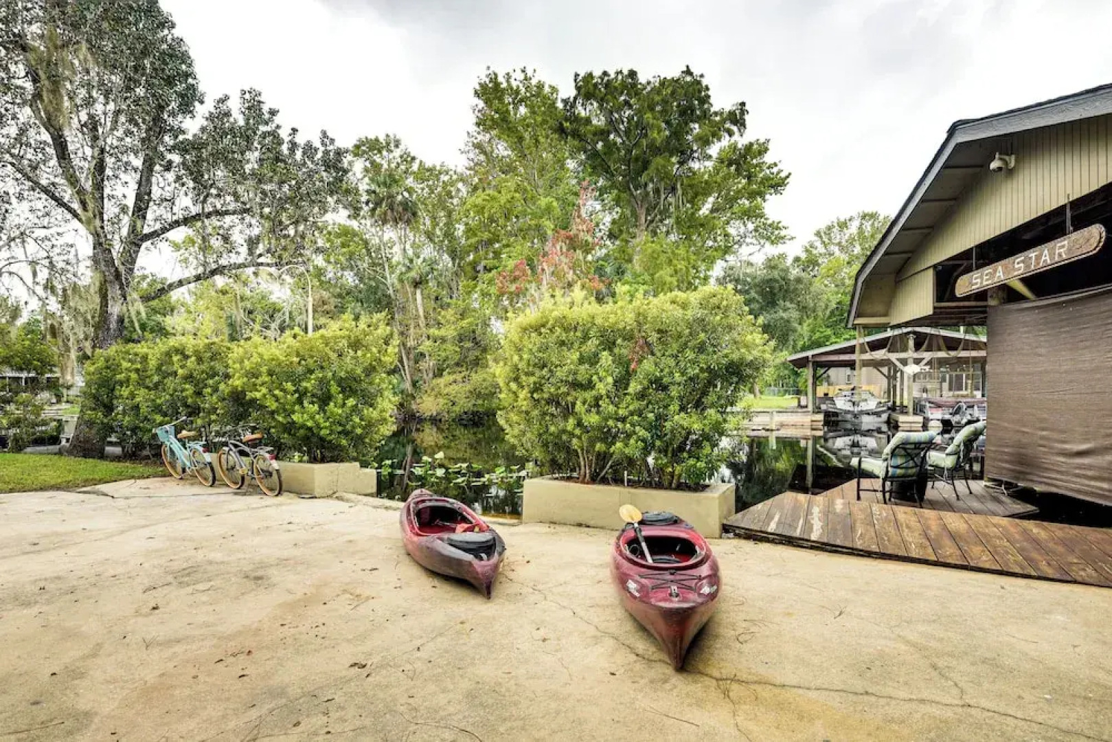 Sandy Shore & Multi-boat Dock! St Johns River Home