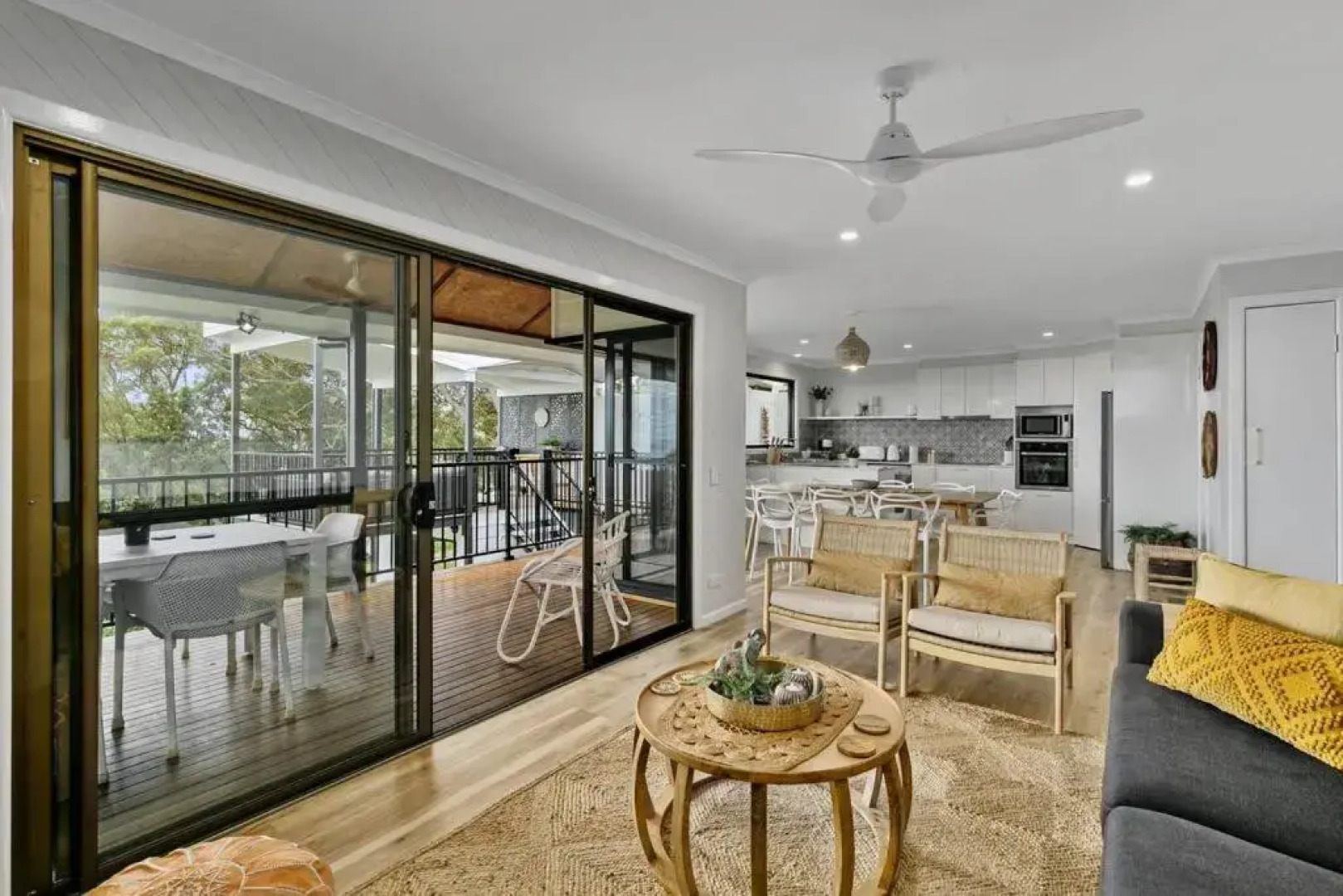 Yarabin - Luxury 6 Bedroom Home With Ocean Views