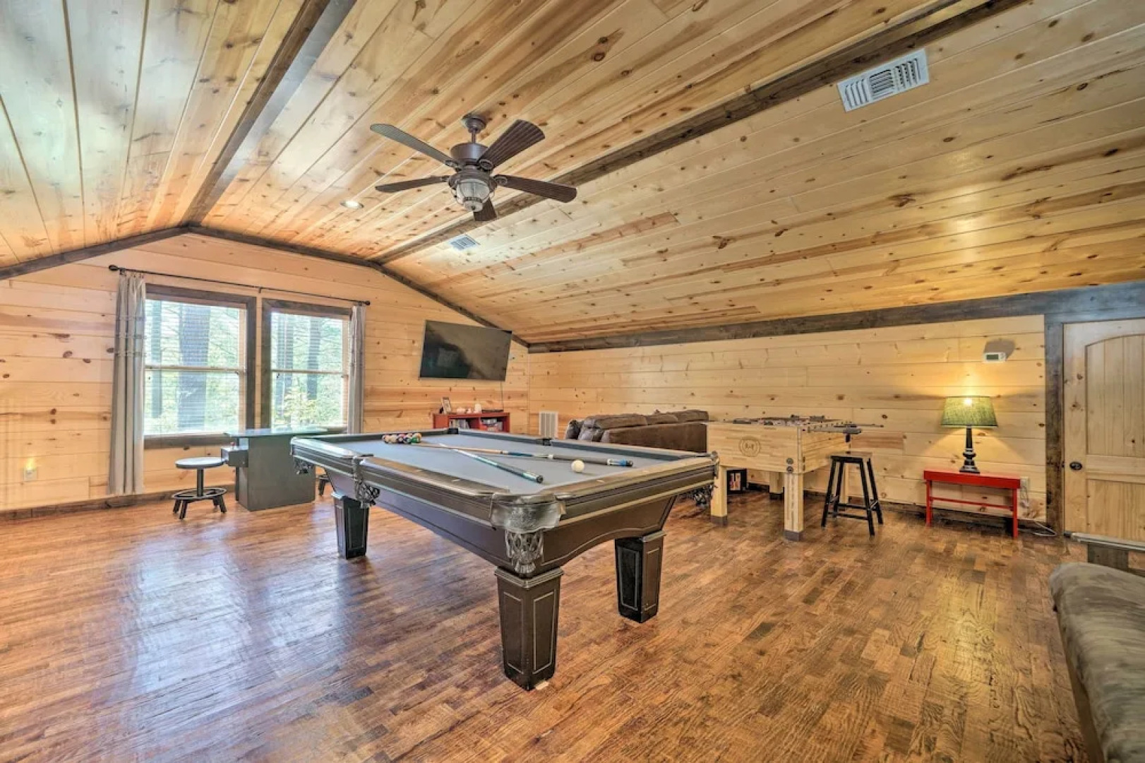 Broken Bow Escape w/ Hot Tub & Basketball Court!