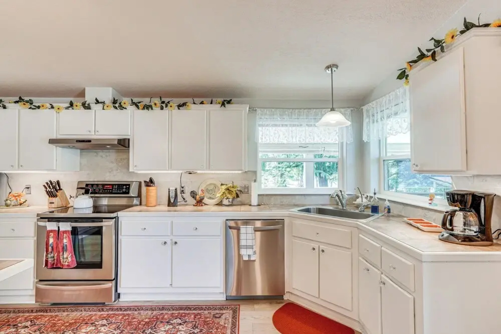 Waterfront Shady Cove Home w/ Fishing Deck!