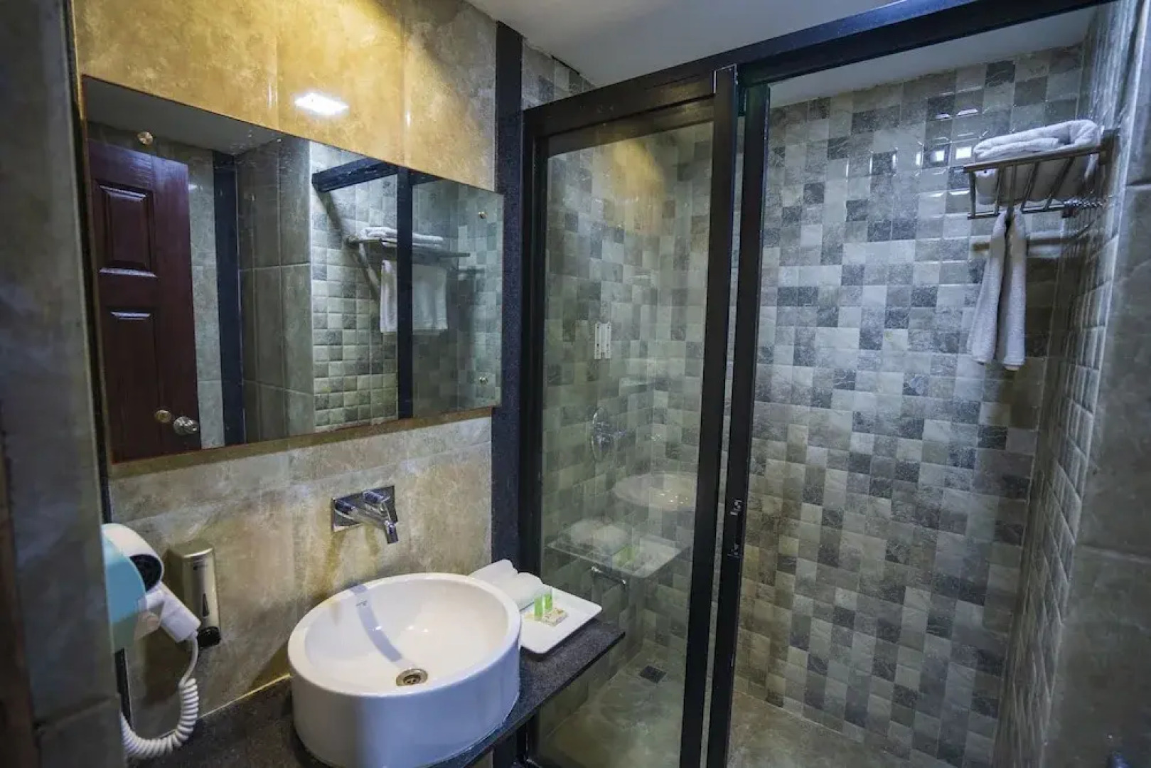 Pride Biznotel - The Maison Anand