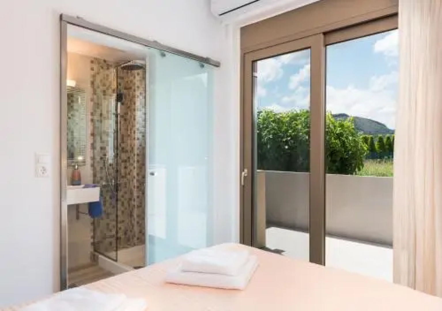 Niovi Seaside Suites