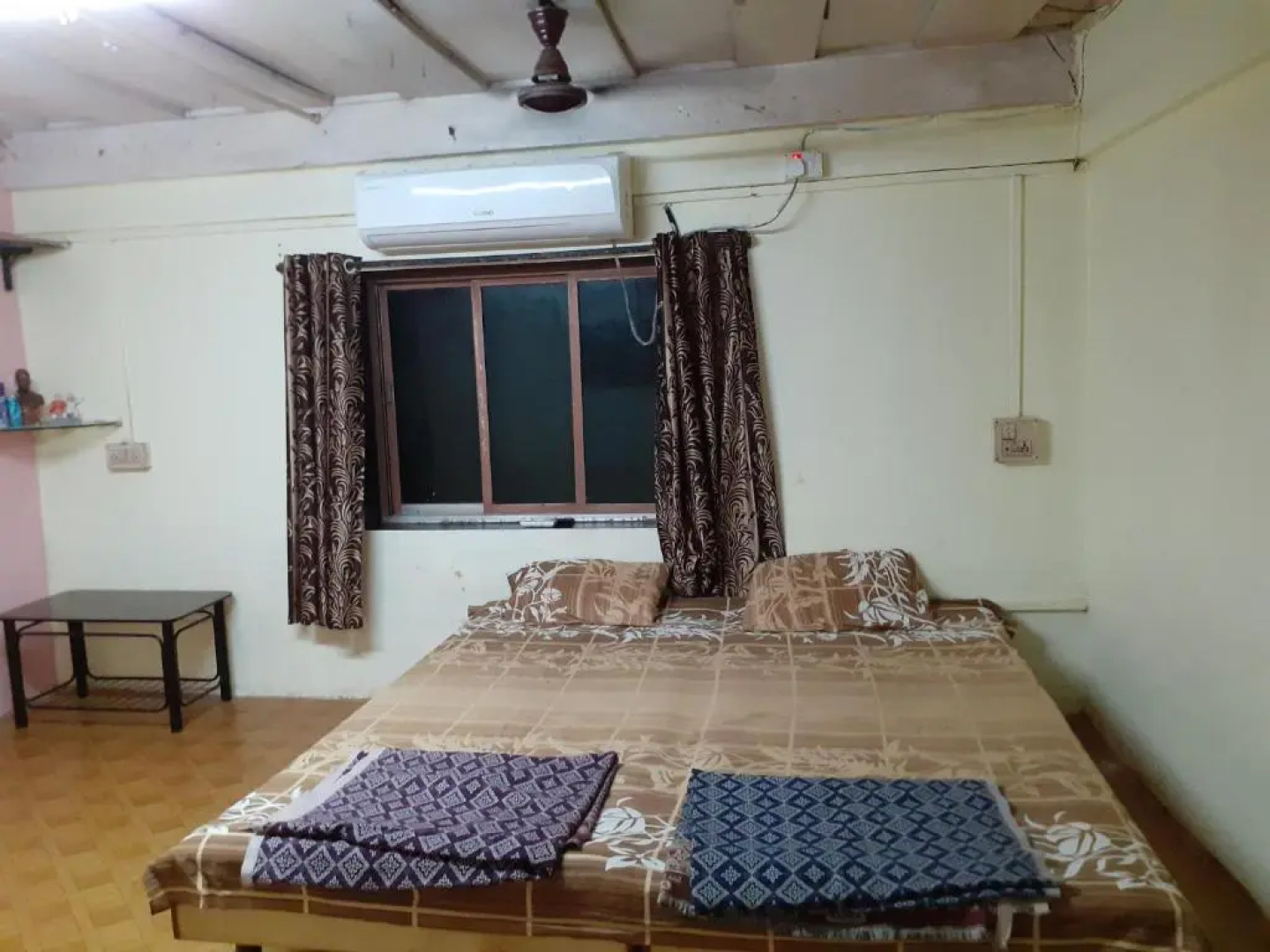Nitish home stay ac room
