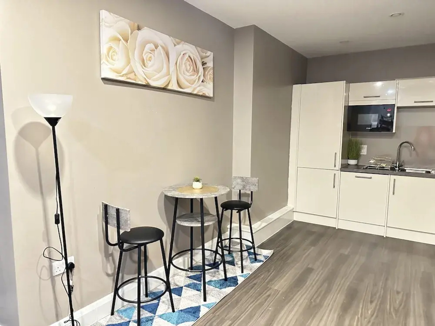 2 Bed Apartment - Sleeps 4 - Wifi - Parking