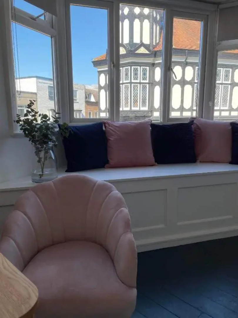 The Clock Tower Apartment - Large, Modern, 2 bed apartment, Southsea with Free parking - sleeps 4