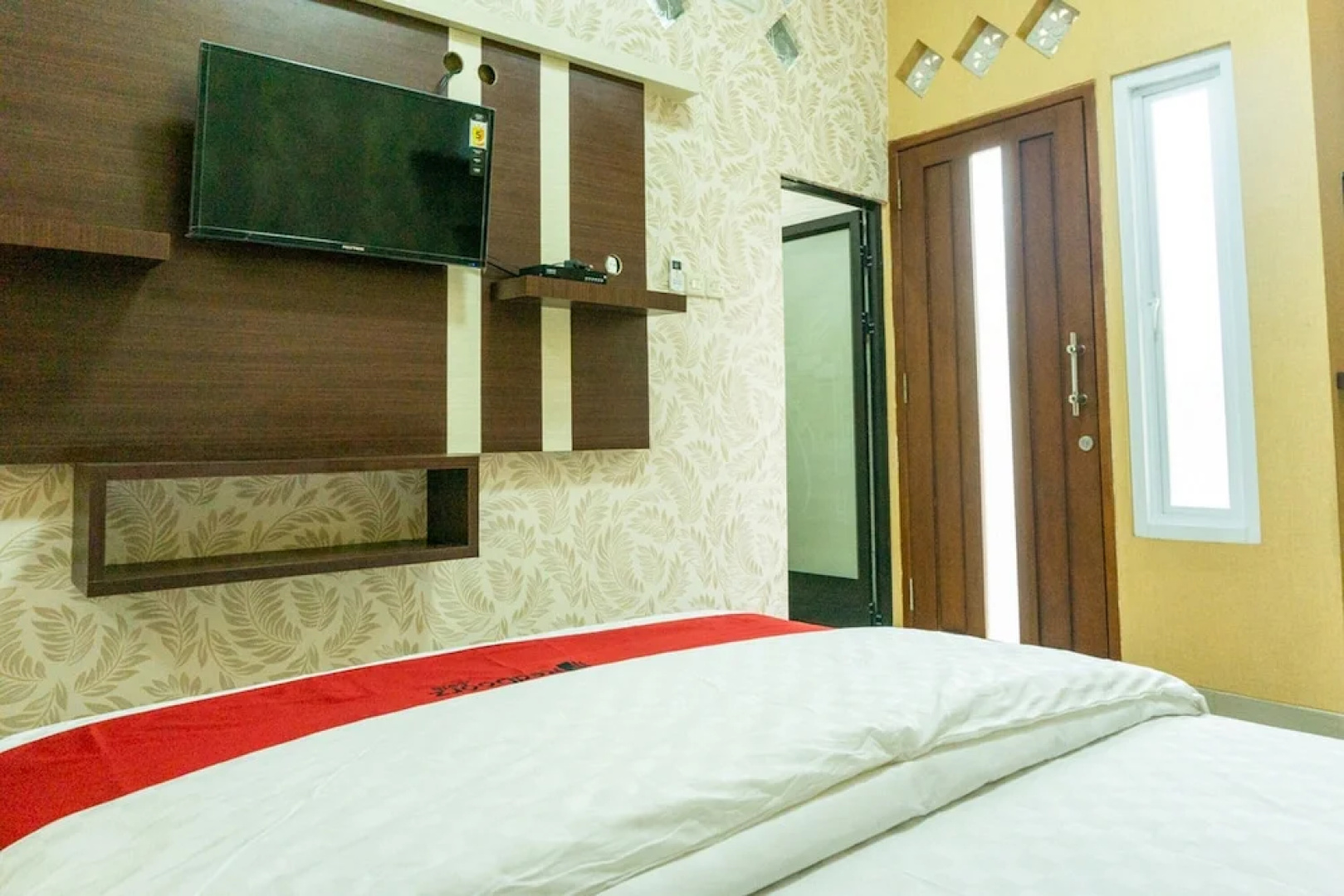 RedDoorz near Benteng Van Den Bosch