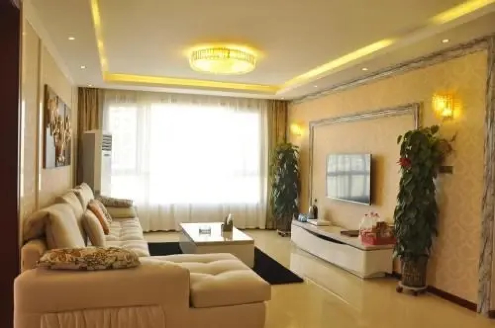 Huazhong Theme Apartment Hotel