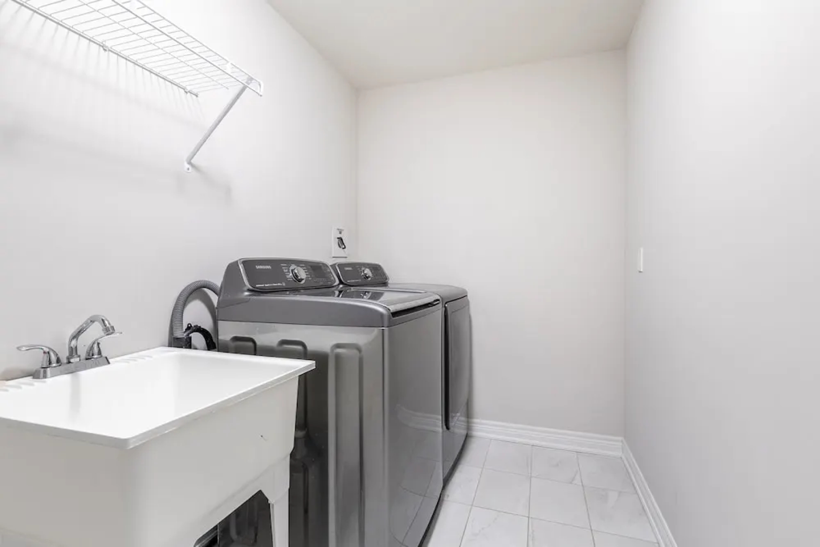 GLOBALSTAY. Modern Lake Ontario Townhomes