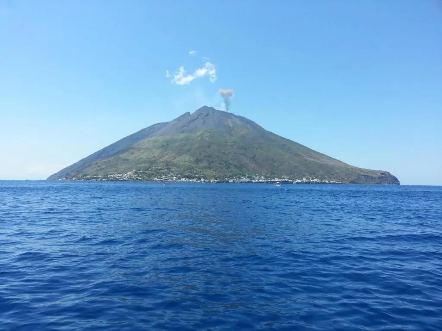 Stromboli Central Family Apartment - 3 Double Rooms