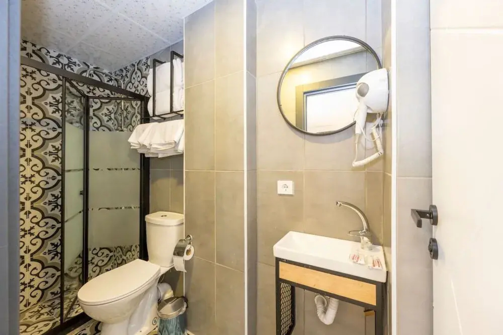 Glori̇a Ai̇rport Hotel