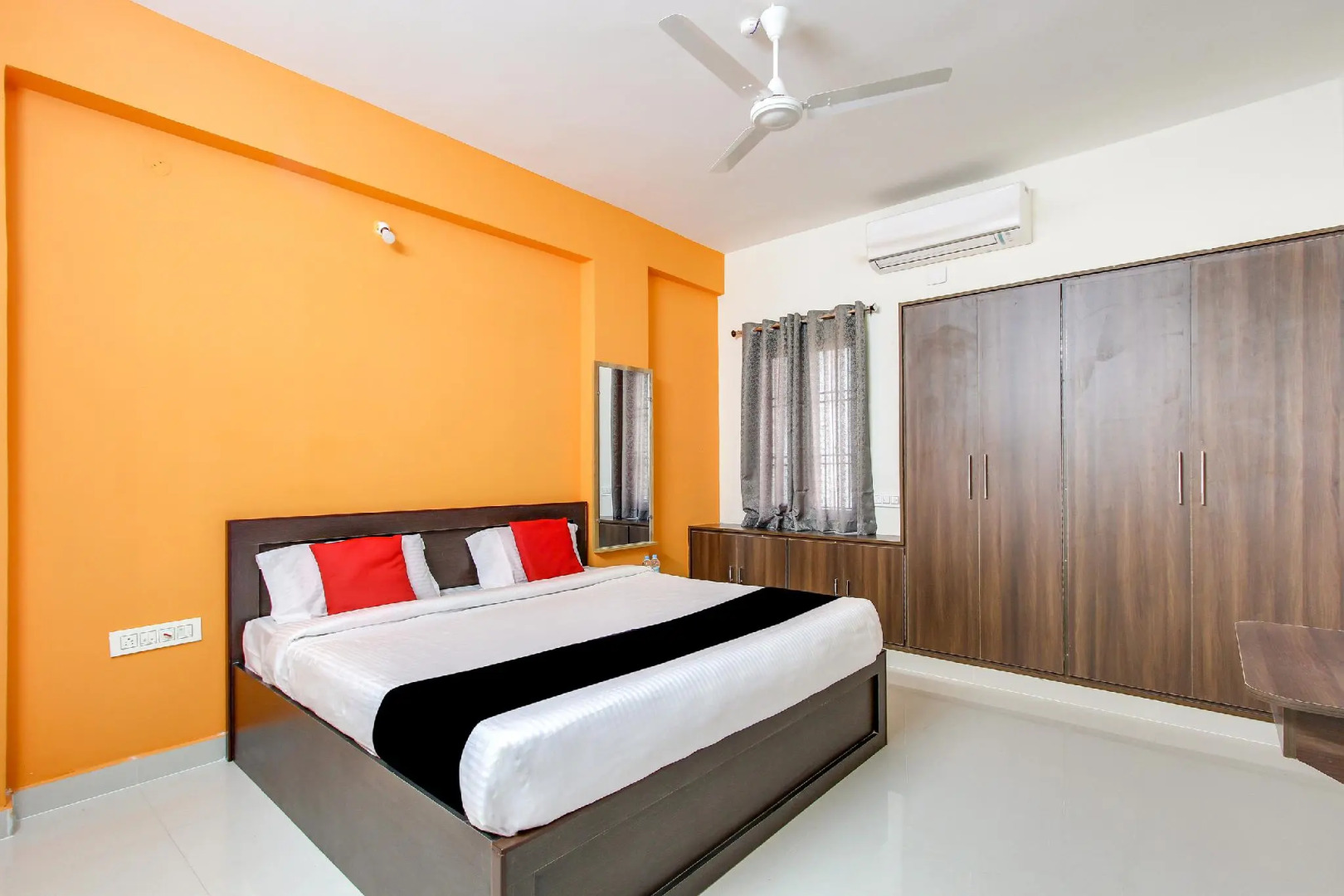 Capital O 71335 Pando Elite